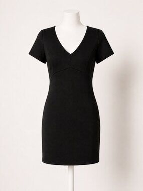 Betsey Johnson Black V-Neck Sheath Dress Size 2 Classic Cherry Lining